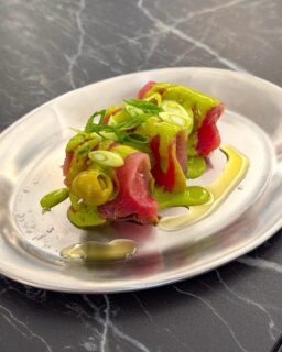 La barra de @ultramarinos_galera creció hace unos meses y desde el martes @alvarovictorianochef suma a ella una carta más informal que invita a sentarse, pedir un vino y empezar a picotear. 
 
Y con los cambios… qué bien le sienta a Galera seguir siendo fiel a la frase que aparece al final de la carta: «Aquí se cocina rico. Si no, no se cocina»! 
 
Nosotros nos lo tomamos bastante en serio 😉 y probamos: 
 
– Gilda de atún de la casa y gazpacho de piparras. 
– “El rollito de cuando éramos pequeños”, con frankfurt, jamón cocido y bechamel. Un recuerdo de la niñez de Álvaro. 
– Cinco quesos gallegos con confitura de higos y membrillo (media tabla)  
 
– Tosta de steak tartar con parmesano rallado. 
– El Golfo: pan tostado, rabo de vaca, boletus y foie a la plancha. 
 
– Parrochitas fritas con pimientos de Padrón. 
– Picaña de vaca rubia gallega con patatas y pimientos de Padrón. 
 
– Arroz con leche de pastoreo.  
- Mousse de chocolate y vainilla Bourbon. 
 
Servicio de pan de Carral de @panaderiamercedes y mejillones en escabeche casero de Álvaro, de bienvenida.
