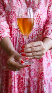 Ayer por la mañana me di un ratito para mí en @nails_coruna y probé su manicura SPA Experience Vegana con productos CND Shellac @cndworld 
 
Un tratamiento que cuida la piel gracias a una exfoliación, un masaje y una hidratación profunda, todo hecho con productos veganos.  
 
Para las uñas elegí el tono Poppy Fields, un rojo vibrante que me encanta ❤️ 
 
 
¿Te animas a probar esta experiencia?  También la ofrecen para las pedicuras. 
 
Nails Coruña 
📍c/ San Andrés, 25  
📍c/Juan Díaz Porlier, 12 (Matogrande)  
 
 
#manicura #manicurasemipermanente #cndshellac #uñascoruña #coruña #coruñamola  
*𝘤𝘰𝘭𝘢𝘣.