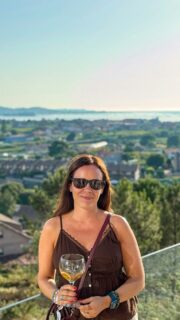 Una terraza frente al mar, buena música en directo y @alma_atlantica para brindar al ritmo del verano 🎶🥂 
Así vivimos la tarde del viernes pasado en la terraza de Bodegas Martín Códax: bailando, cantando y saboreando cada instante.  
 
 
 
#seránsalmaatlantica #atardeceres #almaatlántica #bodegasmartincodax #galicia #galiciacalidade #brindis #galifornia #instagood #planesdeverano #summer2025 
*publi