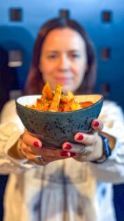 Hay sitios que se ganan un hueco desde el primer día ✨
@rever_coruna acaba de abrir junto a María Pita y ya apunta maneras: cocina hecha en casa, platos para compartir y un ambiente de esos que invitan a quedarse un rato más.

Croquetas, brioche, bacalao, tarta de queso… todo con ese punto justo entre lo clásico y lo que sorprende. 

📍C/ Capitán Troncoso, 18 
🕐 Miércoles de 12:00 a 0:00, de jueves a sábados de 12:00 a 1:00 y domingos de 12:00 a 19:00 

 
 
#planescoruña #comerencoruña #hosteleriacoruña #coruña #coruñasemueve  
*𝘗𝘶𝘣𝘭𝘪/ AD