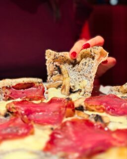El viernes fuimos a probar algunas de las novedades de otoño de @grosso_napoletano  
La calabaza y la trufa son las estrellas en dos nuevas pizzas y un entrante 🍕 
Nosotros probramos la provola tartufata y la Pizza 𝘈𝘭𝘣𝘢 𝘢𝘭 𝘛𝘢𝘳𝘵𝘶𝘧𝘰 que nos encantaron.  
 
La segunda pizza fue la Quattro Formaggi, una clásica de la carta y de nuestras favoritas de Grosso, con dos 🍺 Gradisca y para rematar, su tiramisù.  
 
Para nosotros Grosso siempre es un buen plan: ambiente, comida y atención de 10! 👌🏻  
 
 
#autunno #grossonapoletano #vivalapizza #pizzalovers #pizza #coruña #coruñasemueve #tiramisù #birra  
*Publi/Invitación