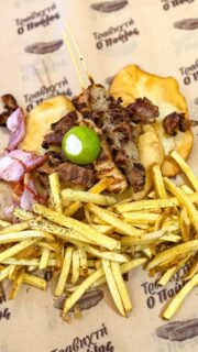 El mes pasado en la localidad de Aerópolis (Peloponeso, Grecia) probé y descubrí cómo se hace el travixti, una masa frita típica de la península de Mani. 

Se estira a mano, se fríe tres veces en aceite de oliva y se sirve con souvlaki, queso de la zona y patatas fritas. 

Sencillo, local y delicioso 🇬🇷

¡Gracias @travixti_opoulos por dejarme grabaros! 🙏🏻

@manitraveler_gr @peloponnese_gr