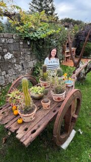 Fin de semana en @osmiguelinos, un hotel rural dog friendly en Catoira donde el tiempo se detiene.

Nos alojamos en una de sus casitas, hicimos barbacoas, desayunamos en la terraza y disfrutamos de esa paz que cuesta dejar atrás.

Muy cerca, lugares como el puente colgante de Xirimbao, la feria de Padrón los domingos o las torres de Catoira completan la escapada.
Un sitio al que volvería en cualquier época del año ✨

*Para ver la casita por dentro id a mis stories destacados donde subí el tour completo el sábado 😉 

#hotelrural #catoira #hotelesconencanto #casarural #galicia #alojamientosgalicia *Publi/Invitación