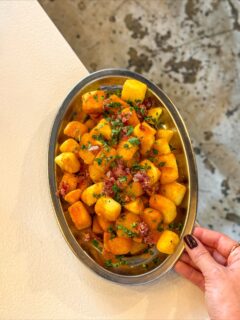 En una ciudad en la que cada semana abre como mínimo un nuevo local de hostelería (y que por favor, nadie me malinterprete), sí que echo de menos más bares de los de siempre.
De esos donde las tapas reconfortan y todo tiene ese sabor familiar que cuesta encontrar.

El martes cenamos en @bar23coruna, el nuevo proyecto de Grupo Peculiar, que ha transformado el antiguo Intenso en un bar con alma castiza y mucho sabor.

Probamos patatas bravas, mejillones en escabeche,  albóndigas y una torrija espectacular. 

Raciones muy generosas, carta amplia y esa sensación de que acabas de descubrir un sitio al que vas a volver. 
 
@alvarovictorianochef @corunacocina 
#grupopeculiar #hosteleriacoruña #coruñasemueve #coruña #foodie #instagood #instafood *𝘗𝘶𝘣𝘭𝘪/𝘐𝘯𝘷𝘪𝘵𝘢𝘤𝘪ó𝘯