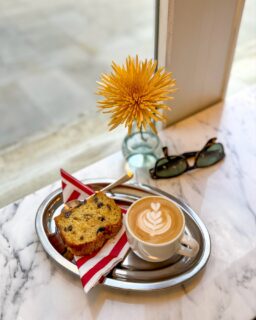 En Coruña hay sitios que descubres una vez… y otros a los que vuelves siempre que puedes…  @elpunto.coffee es de los segundos. 

Estas fotos son de distintos días y momentos, pero todas tienen algo en común: ese delicioso café, esas opciones dulces y saladas que siempre apetecen y ese ambiente tranquilo que hace que te quieras quedar un rato más.

Me gusta tanto por la comida como por la luz que entra por los ventanales (y por lo bonito que es todo dentro). 
Un sitio al que vas una vez… y ya no dejas de volver.

 

#planescoruña #cafe #desayunarencoruña #coruñasemueve #colazionetop