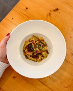 Tenía muchas ganas de ir a @mijominibar en Vigo y, por fin, hoy he podido hacerlo. Entre grabación y grabación, me senté a comer con calma y a disfrutar.

Empecé con su ceviche kinilaw: langostinos macerados en leche de coco y cítricos, rematados con espuma de mango y maracuyá. 
Fresco, equilibrado y de esos que entrarían sin duda en mi lista de “platos que pediría siempre”. 
Ya lo había probado en el segundo evento Solpor de este verano y me volvió a conquistar.

Después llegaron los ravioli caseros de osobuco de vaca. Ración generosa, pasta bien tirada y de esos platos que te hacen parar un segundo para apreciarlos.

Y aunque estaba a punto de explotar, no quería irme sin probar su postre estrella, el que les acompaña desde que abrieron hace ya 9 años: el pot de crème. 

Repostería francesa en su mejor versión, dulce, cremoso y memorable. Se ha ido directo a mi Top 10 de postres favoritos de Galicia. ¡Ahí lo dejo! 👌🏻

Un sitio al que volver, sin duda, para disfrutar de la cocina de Jonathan y en la sala, de la atención de Loreto. 

Y sí: @mijominibar forma parte de la Asociación @vigogastronomico

#vigo #comerenvigo #vigogastronomico #hosteleriadevigo #restaurantesdevigo #instagood #instafood