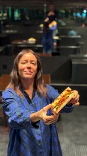 Hace solo un mes que @fucka.official abrió sus puertas en la calle San Andrés con una propuesta muy clara: Toscana pura, hecha a mano en forma de schiacciata crujiente. 
Sus embutidos y quesos vienen directos de Italia y el ambiente del local recuerda a las discotecas de Rimini 🇮🇹

Además de sus varias opciones de schiacciatas, también tienen ensaladas, postres clásicos italianos como cannoli, pannacotta y tiramisù. Me cuentan que pronto añadirán tablas de embutido y quesos.

En definitiva: Toscana con carácter propio en pleno centro de Coruña. 

📍San Andrés, 52
🕜 De martes a jueves de 11 a 16:00 y de 20 a 23:00; viernes y sábados hasta las 16:30 y las 0:00; domingos 13:30 a 16:00 y de 20 a 23:00 
🐾Dog friendly zona entrada 

#planescoruña #comerencoruña #hosteleriacoruña #coruña #coruñasemueve #chebontà #schiacciata #cucinaitaliana
*Publi /  AD