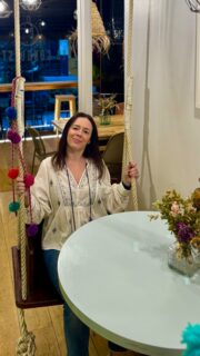 Esta semana he ido a @laconquistacocinaperuana, un restaurante lleno de detalles bonitos, buena energía y una atención de esas que te hacen sentir a gusto desde que entras. 
 
Probamos bebidas típicas (sí, incluso la famosa Inca Kola), croquetas de ají amarillo, causa limeña de pulpo, un ceviche de corvina delicioso y ají de gallina 😋 
 
En los postres, la tarta tres leches y el helado de lúcuma pusieron el broche final perfecto 👌🏻 
 
Resumiendo: un sitio al que se viene a comer bien y a disfrutar de una cocina que se nota hecha con cariño.  
Muy recomendable.  
Y vosotrxs, ¿ya habéis estado? 
 
 
📍C/ Emilia Pardo Bazán, 23. Coruña.
🕢 Abierto todos los días, de lunes a sábado de 13:30 a 15:30 y de 20:30 a 23:30, domingos, solo almuerzo.  
 
 
#coruña 
#hosteleriadecoruña 
#comerencoruña 
*Publi / AD