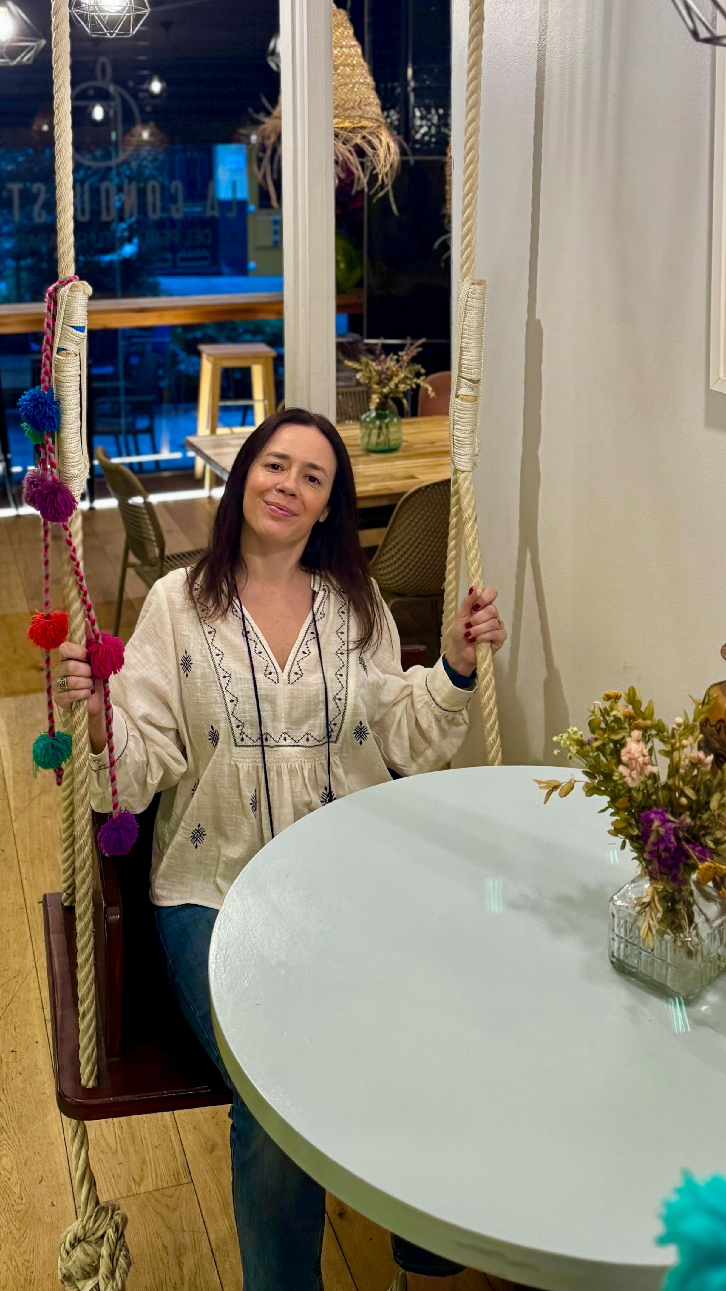 Esta semana he ido a @laconquistacocinaperuana, un restaurante lleno de detalles bonitos, buena energía y una atención de esas que te hacen sentir a gusto desde que entras. 
 
Probamos bebidas típicas (sí, incluso la famosa Inca Kola), croquetas de ají amarillo, causa limeña de pulpo, un ceviche de corvina delicioso y ají de gallina 😋 
 
En los postres, la tarta tres leches y el helado de lúcuma pusieron el broche final perfecto 👌🏻 
 
Resumiendo: un sitio al que se viene a comer bien y a disfrutar de una cocina que se nota hecha con cariño.  
Muy recomendable.  
Y vosotrxs, ¿ya habéis estado? 
 
 
📍C/ Emilia Pardo Bazán, 23. Coruña.
🕢 Abierto todos los días, de lunes a sábado de 13:30 a 15:30 y de 20:30 a 23:30, domingos, solo almuerzo.  
 
 
#coruña 
#hosteleriadecoruña 
#comerencoruña 
*Publi / AD