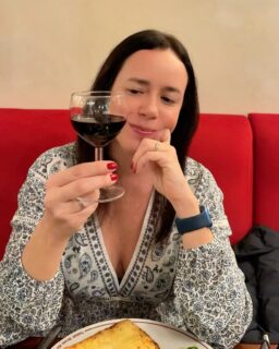 Otra de las cosas que me encanta hacer cuando viajo a Francia: sentarme en una brasserie tradicional. 
De las que no persiguen modas, solo hacen las cosas bien.

Entramos por casualidad en @le_petit_escargot_brasserie y volvimos una segunda vez: el ambiente, la atención, cero prisas, los platos, su vino… 

Un clásico en Saint-Jean-de-Luz que se queda en nuestra memoria por lo fácil que fue sentirse a gusto y que formó parte del viaje.