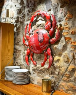 @la_boete es un bistró marinero en el corazón de San Juan de Luz donde el Atlántico no es un concepto sino un ingrediente y… un sonido (ve al último vídeo, eso es el baño) 

Probamos:
*Tarama de haddock (huevas de eglefino ahumado)
*Foie gras de la casa 
*Jamón de atún con hummus
*Tartar de arenque, remolacha y alcaparras
*Fish and chips con salsa tártara casera

De postre una crème brûlée “a su manera” que llega en un cuenco con piña debajo y rompe todas las expectativas (sigo prefiriendo la opción clásica) 

Si estás en Saint-Jean-de-Luz y te gusta comer bien, aquí tienes una parada obligatoria.