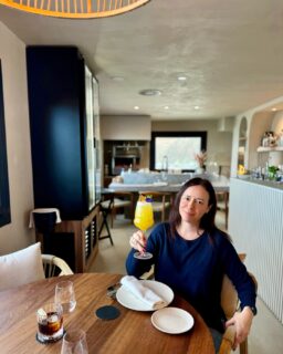 Ayer comimos en @faena_caion. Lo teníamos en la lista de pendientes y no nos pudo gustar más.  
 
Puedes ir a la carta o dejarte llevar por alguno de sus dos menús. Como era la primera vez que íbamos, elegimos menú para poder probar más cosas. Pero antes empezamos con: 
 
*Mojito sin alcohol con fruta de la pasión (buenísimo!) 
*Vermut italiano “Antica Formula”  
*Gilda  
 
Menú Pirata  
 
*Bienvenida con mantequilla de pimiento morrón y pimentón + aceitunas + AOVE variedad picual de Cazorla  
 
*Brioche de cigala y mantequilla salada 
*Vieira gallega curada con salsa bearnesa  
*Vitello tonnato 
*Canelón de Galo celta de corral 
 
Segundos a elegir: 
 
*Pescado del día: para mí abadejo con parmentier 
*Thomas optó por la carrillera de vaca  
 
Postres a elegir (hay 4):  
*Tiramisù, que se monta en mesa 
*Coulant de pistacho con helado  
 
 
Parte de las mesas del comedor miran directas al puerto, y con el temporal de ayer las vistas eran increíbles.  
El local es precioso, elegante y acompaña muy bien a una cocina que se nota pensada, medida y honesta. 

Faena cuenta con un reservado para un grupo grande y con la “barra del chef”, por si quieres vivir la experiencia desde más cerca.  
 
El servicio: impecable, atento y natural, de esos que suman sin hacerse notar.  
Y la comida, de diez, disfrutamos de todos los platos.  
 
¡Totalmente recomendable!