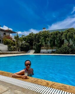 Mientras fuera llueve a cántaros y encadenamos temporales, yo reviso fotos al sol, como esta de la portada, y cuento los días que faltan para el verano. Ya quedan menos de 150 😅

Y para ir entrando en modo “buen clima”, hoy publico una receta que comí en junio de hace dos años en la isla griega de Paros (donde me sacaron la foto).
Se trata de “tomatokeftedes”, que preparamos el domingo pasado cuando teníamos otro día súper lluvioso encima. 

Son buñuelos de tomate, típicos de las Islas Cícladas, muy aromáticos, jugosos por dentro y dorados por fuera. 
Y vais a ver lo súper fácil que es hacerlos en casa.

INGREDIENTES

500 g de tomates maduros, sin pepitas y cortados en dados pequeños
75 g de cebolla dorada rallada (yo la he cambiado por puerro)
60 g de harina
25 g de menta fresca picada
1 cucharada sopera de orégano seco
Sal y pimienta
Aceite vegetal, para freír

PROCEDIMIENTO

Se comen recién hechos, templados, y saben todavía mejor si cierras los ojos y piensas que estás en Grecia al sol, aunque fuera siga lloviendo 😉

En un escurridor, pon los tomates, rocíalos con 1 cucharadita de sal y déjalos escurrir 1 o 2 horas. 

Sala la cebolla, frótala ligeramente y aclárala bajo un chorro de agua fría. Estrújala para eliminar el máximo de agua. 

Mezcla los tomates, la menta, la cebolla, la harina y el orégano en una bol, salpimienta y ve incorporando hasta obtener una pasta consistente. 

En una sartén de fondo grueso, vierte aceite vegetal y caliéntalo. 
Haz buñuelos de unos 50 gr cada uno y fríelos hasta que se doren por ambas caras. 

Retira con una espumadera y deja escurrir sobre papel de cocina.

Kalí órexi!