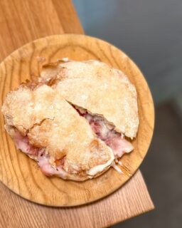 Últimamente me apetece mucho el plan de picoteo. Además, en Coruña están empezando a surgir cada vez más locales de este tipo: cartas pensadas para compartir y pedir varias cosas, en raciones o medias raciones. 

@mita_bar_ es uno de esos sitios que abrieron hace poco y que ya apetecía probar.
Antes Taberna Triay, ahora desde principios de diciembre es Mitá y con una idea muy clara: la mitá andaluza y la otra mitá gallega. 

Fuimos en nuestra primera visita con ganas de probar varias cosas y elegimos: 

*Marineras con anchoa
*Mejillones en escabeche (se me ha olvidado poner la foto 🙈 )
*Alcachofas mediterráneas
*Callos
*Mollete de panceta ibérica curada y crema de queso payoyo
*De postre, un borrachuelo.

Un sitio informal y animado, ideal para quedar a tomar algo y dejarse llevar por la carta sin pensar demasiado.

Primera visita hace un mes y una buena opción para ese plan de aperitivo que se alarga.