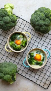 Esta receta forma parte de una campaña para poner en valor el consumo de verduras frescas y de temporada 🥦 
Una forma sencilla de darle protagonismo al brócoli y demostrar que, con pocos ingredientes, se pueden preparar platos completos y equilibrados. 
 

𝐂𝐨𝐥𝐚𝐛𝐨𝐫𝐚𝐧
@ahealthiereurope 
@masbrocolicom 
 
𝐑𝐞𝐜𝐞𝐭𝐚 
Un brécol pequeño 
Dos huevos 
Media zanahoria 
Sal 
Hielo 
 

𝐏𝐫𝐨𝐜𝐞𝐝𝐢𝐦𝐢𝐞𝐧𝐭𝐨
Blanquea el brécol y enfríalo en agua con hielo para cortar la cocción. 
Corta la zanahoria en rodajas finas. 
 
Reparte la zanahoria y el brécol en dos recipientes aptos para horno y añade un huevo en cada uno. 

Hornea con el horno precalentado a 180 °C durante 25–30 minutos, hasta que el huevo esté cuajado. 
 
#EnjoyItsFromEurope #EUAgriPromo #AHealthierEurope 
 
*Publi / AD