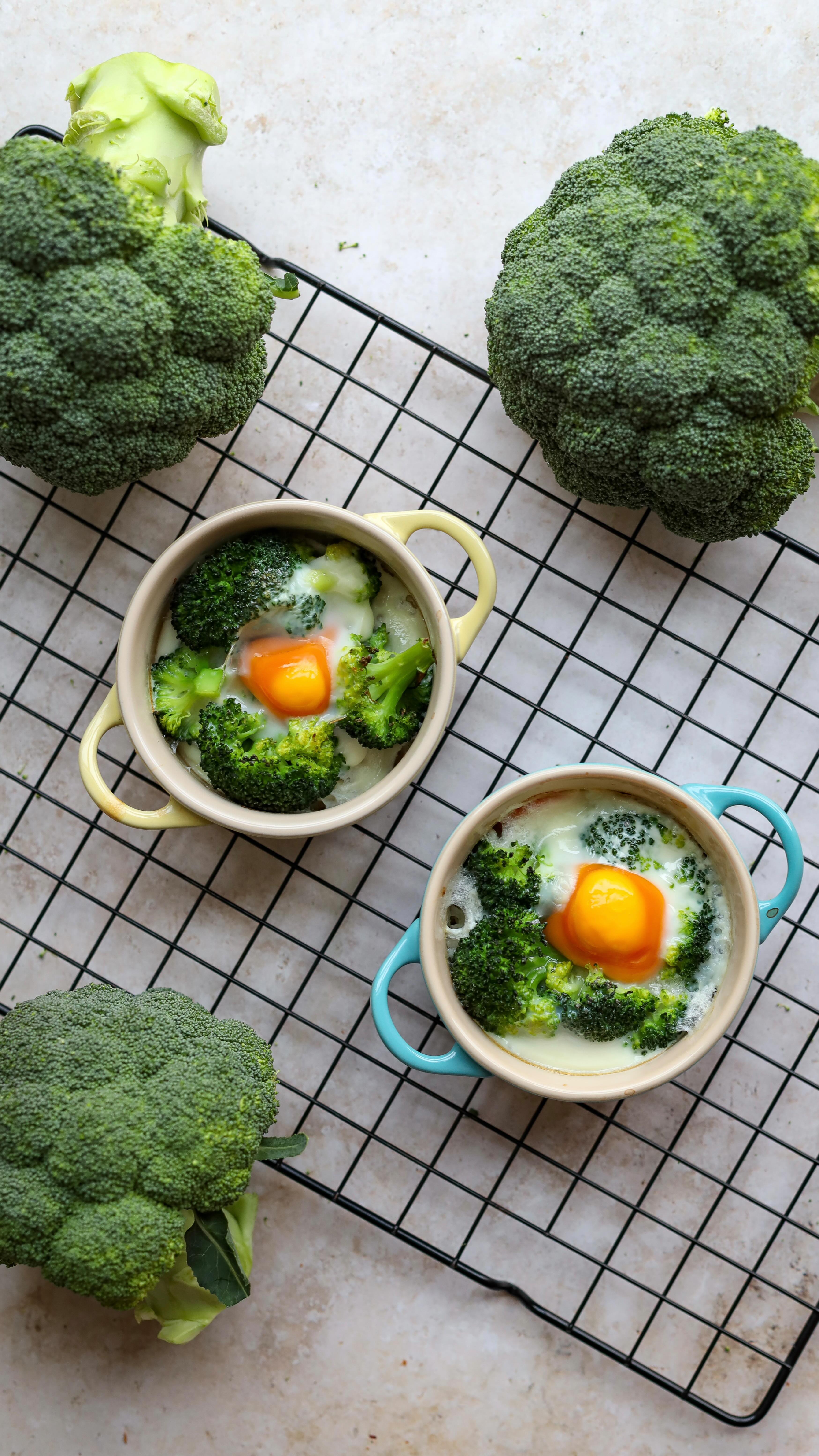 Esta receta forma parte de una campaña para poner en valor el consumo de verduras frescas y de temporada 🥦 
Una forma sencilla de darle protagonismo al brócoli y demostrar que, con pocos ingredientes, se pueden preparar platos completos y equilibrados. 
 

𝐂𝐨𝐥𝐚𝐛𝐨𝐫𝐚𝐧
@ahealthiereurope 
@masbrocolicom 
 
𝐑𝐞𝐜𝐞𝐭𝐚 
Un brécol pequeño 
Dos huevos 
Media zanahoria 
Sal 
Hielo 
 

𝐏𝐫𝐨𝐜𝐞𝐝𝐢𝐦𝐢𝐞𝐧𝐭𝐨
Blanquea el brécol y enfríalo en agua con hielo para cortar la cocción. 
Corta la zanahoria en rodajas finas. 
 
Reparte la zanahoria y el brécol en dos recipientes aptos para horno y añade un huevo en cada uno. 

Hornea con el horno precalentado a 180 °C durante 25–30 minutos, hasta que el huevo esté cuajado. 
 
#EnjoyItsFromEurope #EUAgriPromo #AHealthierEurope 
 
*Publi / AD