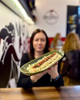 Primera visita a @decanta_t y el resumen es de un sitio al que se viene a disfrutar, y mucho. 

Estuvimos hace un par de semanas y cenamos muy rico. Y más allá de eso, se agradece el trato: cercano, atento y con buen criterio porque nos ayudaron a elegir bien dada la generosa cantidad de cada plato. 

Tomamos: 
*Brioche de sardina ahumada y crema de aguacate.
*Ensaladilla marina de atún rojo. 

*Tortilla de patata abierta con cocotxas de merluza al pilpil 

*De postre: tarta de queso. El cierre perfecto 👌🏻

Un sitio cómodo, bien llevado y con una cocina que nos gustó mucho. 
De esos locales a los que apetece volver, sabiendo que la experiencia va a estar cuidada de principio a fin ☺️

#coruña #foodie #instafood #comerencoruña