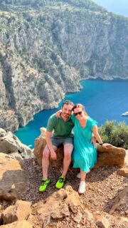 Publi / AD

I’d been thinking about the color of that wall for a while because I never really liked it since we moved in.
I spoke to a painter who mentioned all the work, dust and smell involved… and that completely put me off changing it.

Until @woodleomaps came my way!
We started in the morning and finished at night, three hours later. We had such a great time doing it, and I honestly love how the wall looks now 🥰

You can choose from different sizes on their website, we went for the XL (213 x 113 cm)