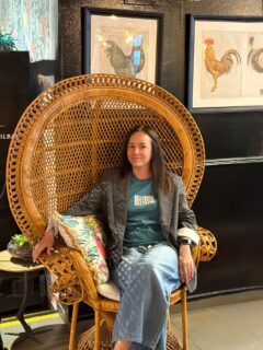 Hace unas semanas Thomas y yo fuimos a probar el brunch latino de @lieuacoruna 
Fue un regalo de @viajandra_ y @danieellsan4 y la verdad es que nos sorprendió para bien ya que es una propuesta diferente a otros brunch a los que hemos ido.  
 
Empezamos con unas aguas frescas de mango y una bandeja para compartir con tequeños, pan de bono y empanaditas (muy fan de este picoteo inicial). 
 
De platos principales elegimos: 
*Mini arepitas: reina pepiada, carne mechada y chicharrón. 
*Cachapa, esta con jamón ahumado y queso telita fundido. 
Todo acompañado de café y zumo natural de piña.  
 
Pusieron el punto y final una tarta tres leches y un flan con cajeta.  
 
Lieu, un sitio con mucha luz, colorido y un servicio muy amable. Una buena opción si os apetece salir de la rutina del brunch clásico.  
 
Os dejo la carta para que la miréis con calma en la última foto de este post 😉