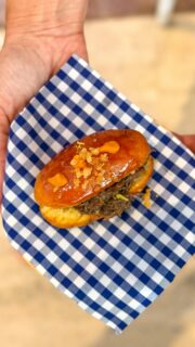 El martes, a Cidade da Cultura, acogió la final de “Mellor Cociñeiro de Tapas, Sete Cidades, Sete Sabores”, una gala que volvió a demostrar el enorme nivel de la gastronomía gallega✨ 
 
Enhorabuena al ganador y a todos los finalistas por el trabajo y la creatividad de sus propuestas. ¡Este año el nivel estaba muy alto! 
 
✨ Merenda do Patrón @sinxeloferrol  
✨ Dry Caldini @la_sifoneria_gastrobar 
✨ Castelo da Rocha  @artesanagastro (Ganador)  
✨ O Canto do Galo @elcafetindepontevedra 
✨ Orent @laorensana_ 
✨ Apagón @lazapateriadelabuelo 
✨ Ostra, qué pescada! @boniparrillada 
 
¡Enhorabuena a todos los participantes! 👏🏻 
 
 
@turismodegalicia