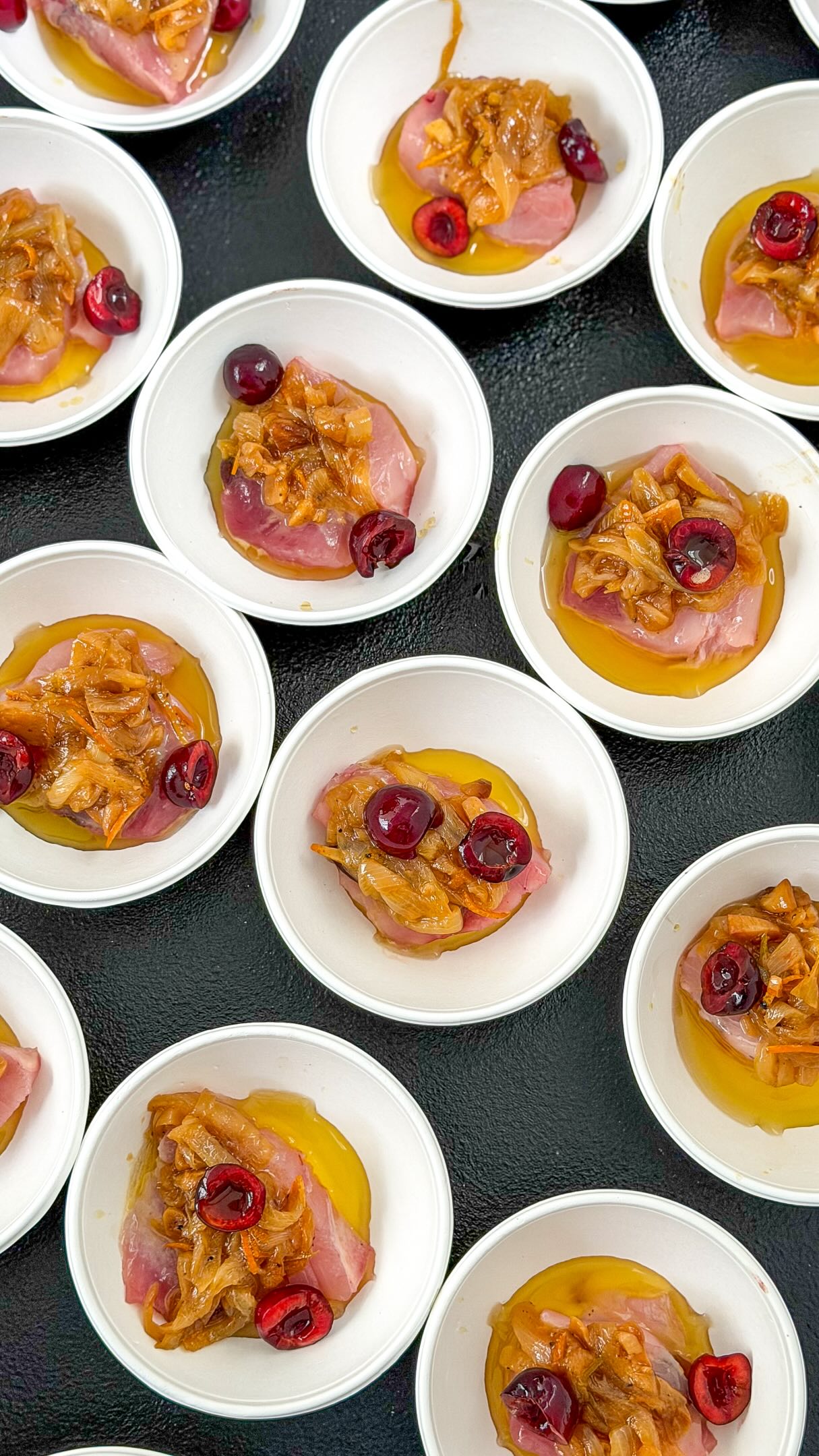 Ya han comenzado las Jornadas Gastronómicas del Bonito de Coruña, organizadas por @coruna_gal, una cita que vuelve un verano más para poner en valor uno de los grandes productos de nuestra costa: el bonito fresco. 
 
Ayer asistí a la presentación, que se celebró en el Mercado de San Agustín, donde se dio el pistoletazo de salida a esta nueva edición. 
 
Estos son los 26 establecimientos de la ciudad que participan:  
 
@asador_coruna @minhanai_ @asellacerveceria @la.con.fusion @casa_matilde_factoria_de_comid @cosecha81 @terreococinacasual @grecabar @salitrecoruna @restaurantemorrina @canton23coruna @martinezvermuteria @restaurantelamarola @arraigo_coruna @la_sifoneria_gastrobar Rincón del Reino @culucacocinabar @tabernadagalera @tabernadatabacalera @pulpeirademelide @sr.limon_barraabierta @ultramarinosgalera @bodega1981 @aespigarestaurante @pracerzalaeta @restaurantemesondeherves 
 
 
Si sois amantes del bonito fresco, tenéis hasta el 16 de agosto para disfrutar de esta ruta gastronómica 🐟