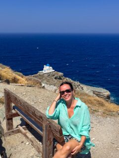 En lo alto de Kastro, al borde del Egeo, está uno de los rincones más reconocibles de Sifnos: la iglesia de los Siete Mártires.

Construida sobre una pequeña formación rocosa junto al antiguo pueblo fortificado, se llega hasta ella bajando por un sendero de escaleras, con el mar acompañando prácticamente todo el camino.

Pequeña, blanca, con su cúpula azul y completamente expuesta al viento de las Cícladas.

📍Church of the Seven Martyrs, Kastro · Sifnos

💙🇬🇷
@visitsifnosisland