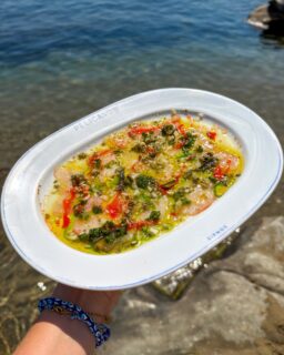 Pies en la arena y una comida de 10 
@pelicanos_sifnos