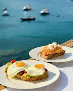 Unos días en @bluesandfolegandros, situado en la bahía de Agali, en Folégandros 💙
Un hotel frente al mar, con estas vistas y una ubicación perfecta para disfrutar de la isla.