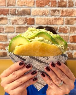 Empezó con una arepa… y acabó con ganas de repetirlo todo.
La semana pasada estuve en @chipicoruna, local que abrió hace unos meses y al que nos acercamos por primera vez. 

Además de esa arepa reina pepiada, probamos la cachapa con queso y dos de sus raxos: uno de pollo con salsa de champiñones y otro de cerdo con salsa roquefort. 
Todo muy rico, con buena carne y sabores suaves que se agradecen.

Especialmente llamativa es la cantidad porque nos parecieron platos muy generosos (por ejemplo lo que veis de raxo en la foto es una tapa). 

Acompañamos la comida con dos bebidas típicas de Venezuela: Frescolita y Maltín.

Un sitio sencillo, casero y con platos para todos los gustos. 
Os dejo dos fotos de la carta al final de este carrusel. 

📍Avd. Finisterre, 139

#comerencoruña #coruña #coruñasemueve #coruñamola #planesencoruña #tapascoruña #arepas #venezuelaengalicia #comerenacoruna #saboresdelmundo #foodiecoruña 
*Publi/Invitación