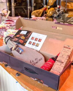 ¿Ya habéis visto mi reel de ayer encargando mi menú navideño en @corengrill? 💫

Pues hoy os traigo un sorteo de una paleta El de Castañas + botella de vino Cune Reserva - DOCa Rioja 😍

¿Cómo participar? 
• Sigue mi cuenta @carlotafarina y la de @corengrill
• Dale “me gusta” a esta publicación 
• Menciona a un amigo/a en comentarios. 
Puedes participar tantas veces como quieras, siempre con comentarios y menciones diferentes.
 
📅 El sorteo se cierra el lunes 22 a las 21:00 y el ganador lo anunciaré el martes 23 por la mañana en “historias”.  
 

Importante
*El ganador/a podrá recoger su premio en cualquier tienda Coren de Galicia. 
*@corengrill y @carlotafarina son las únicas cuentas oficiales del sorteo. 
 ¡Ni caso a cuentas falsas!

#sorteogalicia 
#galicia 
#coren
*Publi / AD