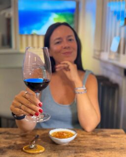 Una copa de vino, una tapita de bienvenida y una mesa que poco a poco se fue llenando de cosas ricas. Así empezó nuestra cena en @gastrobarperez, a un paso de la plaza de Pontevedra, en Coruña 🥂 
 
Probamos la cecina de León, la ensaladilla de langostinos y lomos de bonito, los huevos rotos con jamón y unas navajas que tenían de sugerencia. 
 
Nos gustó especialmente la variedad de la carta, perfecta para compartir diferentes platos, y lo generosas que son las raciones. 
 
El local es muy agradable, pero si algo merece una mención especial es la atención del personal: súper amables, atentos y pendientes de nosotros durante toda la cena. 
 
Sin duda, una dirección para apuntar cuando apetece salir a picotear por el centro.

*