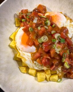 Es una suerte que en Vigo haya tantas cuestas. Sobre todo cuando sales rodando de un local… que es exactamente como me fui de @mariamanuelavigo: feliz, disfrutada y agradeciendo tener esas calles empinadas para subir y bajar un poco después de cenar 😝
 
Fui sola, porque estaba en Vigo por trabajo en noviembre (de ahí la deco navideña), así que no había manera humana de probar media carta.  
 
Me centré en uno de sus platos estrella: el atún rojo picante marinado en ponzu, aceite de sésamo y rocoto, con patata y huevo.  
Contundente, sabroso y con una ración generosa de las que te hacen parar un segundo y pensar “qué bien he elegido”. 
 
Y aunque al terminar ya no me entraba nada más… me pudo la gula.  
Era imposible irse sin probar otro de sus clásicos: su torrija de brioche.  
Tiene toque de naranja, ganache de chocolate, puré de mango y almendra tostada. De esas que justifican cualquier cuesta. 
 
Tengo que volver (la próxima con refuerzos sí o sí) para seguir explorando la carta con calma.  
 
Por cierto, Maria Manuela forma parte de la Asociación @vigogastronomico, así que suma otro buen motivo para ir.
Gracias Jimena y David 🥰