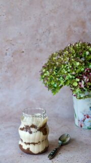 PUDDING DE CHÍA, CACAO Y CAFÉ
Me encanta el pudding de chía y lo desayuno muchas veces. En esta ocasión quise variar del clásico para hacer una receta con un toque diferente y me fui a @gadis.supermercados a por los ingredientes. 
 🥛 160 ml de leche vegetal 🌱 3 cucharadas soperas de semillas de chía 🍯 2 cucharaditas de extracto de vainilla 🍫 2 cucharaditas de cacao en polvo 🥣 3 cucharadas de yogur griego ☕ 2 cucharadas de café espresso

Preparación:
 1️⃣ En un cuenco o vaso, mezcla la leche vegetal, la chía, la vainilla y el cacao con una varilla. Deja enfriar en la nevera toda la noche o al menos dos horas.
 2️⃣ En otro cuenco, mezcla el yogur griego, el café y un toque de vainilla. Reserva.
 3️⃣ En un vaso alto, alterna capas de la mezcla de chía con la de café y yogur.

Buon appetito 😋

#recetafacil
#puddingdechia
#coruña
*Publi / AD