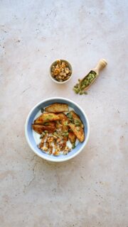 🍂Otoño en una cuchara: este bowl con manzanas asadas y yogur griego es perfecto como desayuno o merienda. 
Se prepara en un momento y te deja un olor increíble en la cocina, gracias al horneado.  
 
Solo necesitas estos ingredientes a por los que fui a @gadis.supermercados  
 
🍏 2 manzanas  
🥄Una cucharada de canela en polvo 
🍋El zumo de medio limón 
👉🏻Nueces troceadas 
🎃Pipas de calabaza 
🇬🇷 Yogur griego 
 
 
Corta las manzanas en gajos y hornea con canela y el zumo de medio limón durante 20 minutos a 180C  
 
Sirve tibias sobre un cuenco con yogur griego y añadir nueces y pipas de calabaza.