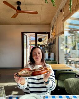 ¿Miércoles de cocido? ¿Y por qué no?
@latitariveraoportino ha reabierto hoy sus puertas con dos grandes novedades: un interior renovado y más amplio, perfecto para el invierno, y la posibilidad de disfrutar de un cocido completo todos los sábados, domingos y el Martes de Carnaval, bajo encargo. 
Incluye: sopa + cocido + postre + agua / copa de vino: 25€ 

Ahí hemos estado Paula @treatoreat y yo probándolo… y nos ha encantado 👌🏻

*Publi / Invitación