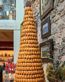 ¿Sabías que los macarons no nacieron en Francia? 
Su origen está en Italia y llegan al país en el siglo XVI, cuando Catalina de Medici se casa con Enrique II y se lleva a Francia a sus pasteleros florentinos. 
 
Con el tiempo, Francia los hace suyos… pero no todos los macarons son iguales. 
En San Juan de Luz el macaron es muy distinto al parisino. 
 
Aquí es una sola pieza, sin relleno. 
Almendra molida, azúcar y clara de huevo. 
Crujiente por fuera, tierno por dentro. 
Sencillo y profundamente ligado a la tradición local. 
 
Un ejemplo claro es el de @maisonadam1660, fundada en 1660. 
Ese mismo año, el macaron se sirve con motivo de la boda de Luis XIV con María Teresa de Austria, celebrada precisamente en San Juan de Luz. 
 
Desde entonces, la receta se mantiene intacta. 
El macaron de toda la vida. El original. El que se sigue haciendo igual, generación tras generación.