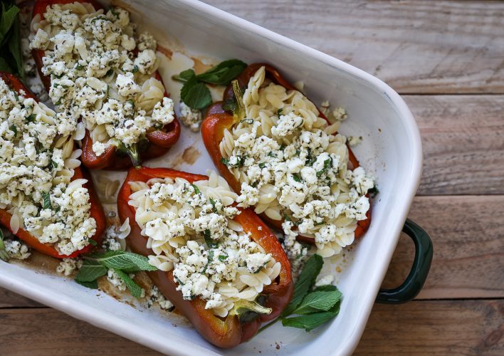 Pimientos rellenos de orzo, feta y menta fresca