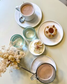 Un viaje a Francia (para mí) no está completo si no haces una parada en alguna buena pastelería/chocolatería.
De esas en las que te quedas, te sientas, miras la vitrina con calma y dejas que el tiempo vaya un poco más despacio.

Fuimos dos veces a @patisserie_pastel. Probamos dos de sus chocolates calientes @valrhona, uno con crema chantilly, varios pasteles y sus trufas, que pasaron ellas mismas por el local para que las probáramos 🥰 

La tartaleta de pera: base de masa sablé, crema de almendra, ganache montada de vainilla, dados de pera y compota de pera.

El Bora Bora: mousse de vainilla de Tahití y Madagascar, cremoso de vainilla y haba tonka, bizcocho genovés y crujiente de almendra.

También uno de avellana que estaba increíble como los otros dos pero no recuerdo detalles.

Ambiente tranquilo, local precioso, sin prisas.
De esos sitios que no buscan impresionar, pero lo consiguen.