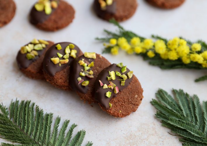 Cocoa and pistachio cookies
