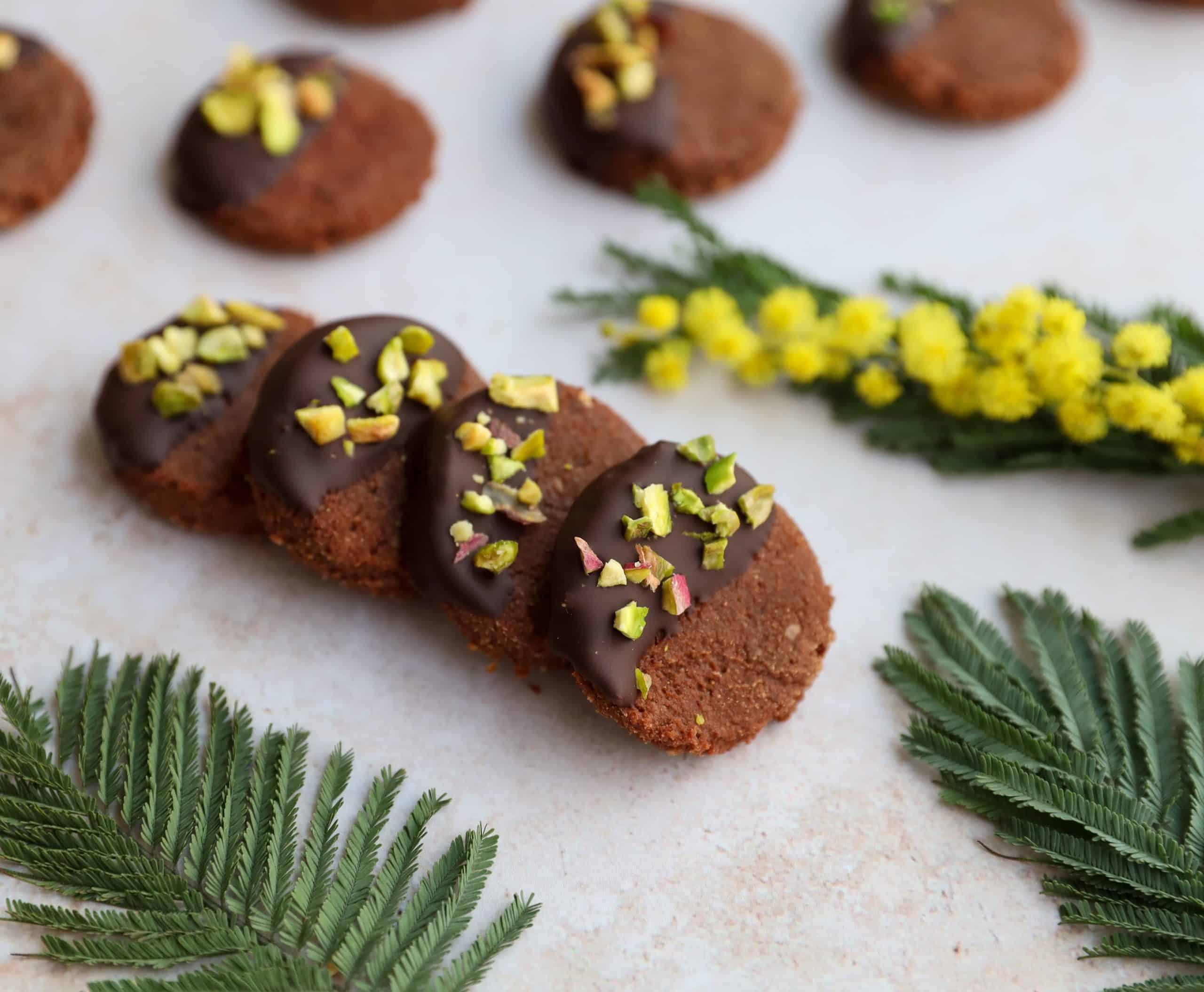 Cocoa and pistachio cookies
