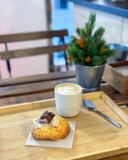 Hay lugares que se convierten en tu parada segura sin necesidad de proponértelo. En Ferrol, para mí, ese sitio es @cafetea_coffeeshop 

Voy una vez al mes por trabajo, y antes de arrancar el día, siempre que puedo, me acerco: café de especialidad y dulces muy ricos en un espacio pequeñito y tranquilo donde desconectar un rato.

#ferrol #cafedeespecialidad #cafe #planesferrol #desayunarenferrol #galicia