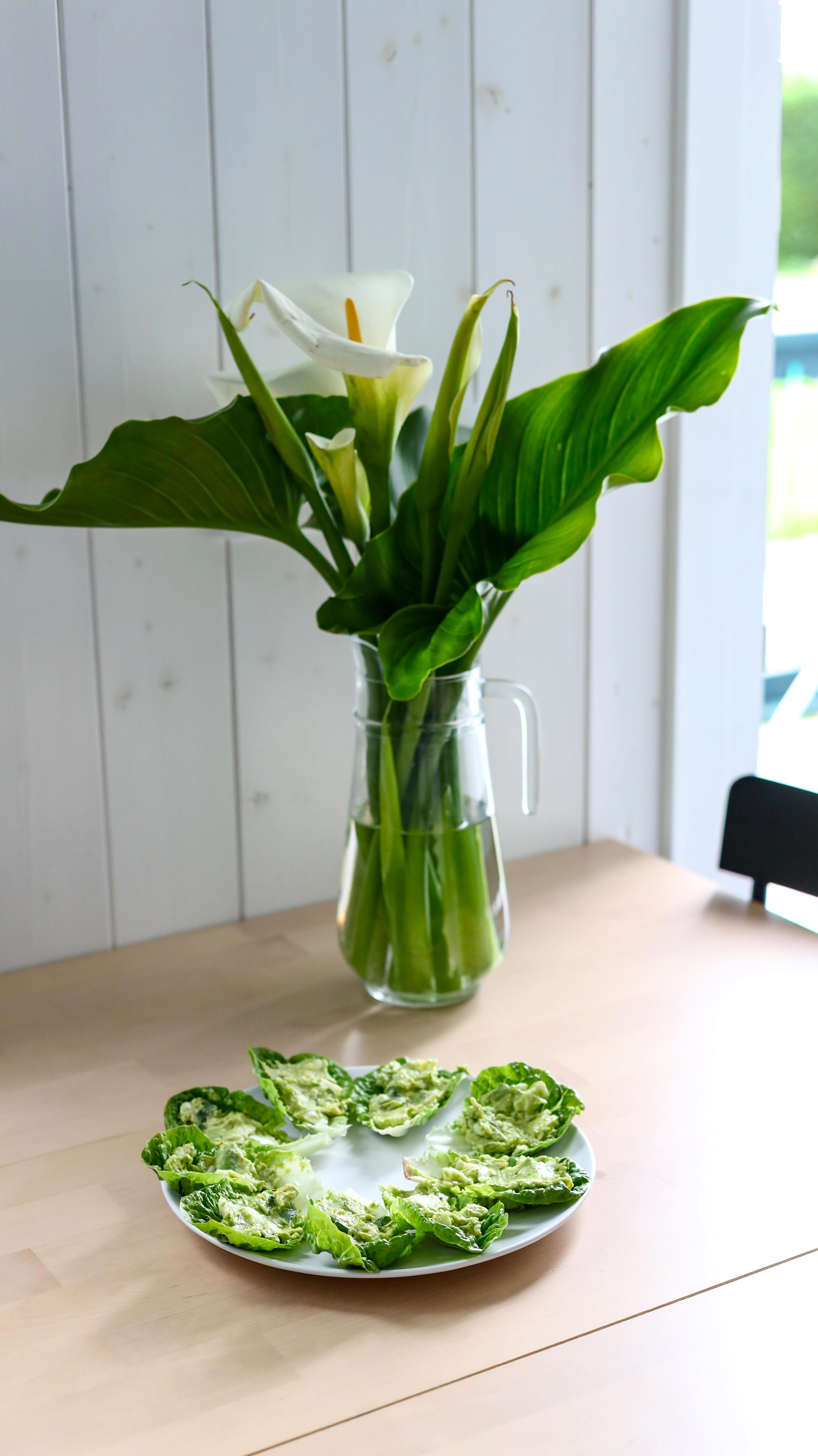 Hoy os comparto una idea súper sencilla, saludable y rápida de hacer: wraps de lechuga con huevo y aguacate. 
Perfecto para esos días en los que no te quieres complicar. 

Necesitaréis: 

2 aguacates grandes
3 huevos cocidos
Hojas de albahaca, al gusto
Un chorro generoso de AOVE
Sal 

Todos los ingredientes, como siempre, los compré en mi @gadis.supermercados de confianza. 

Buon appetito! ☺️

*Publi / AD