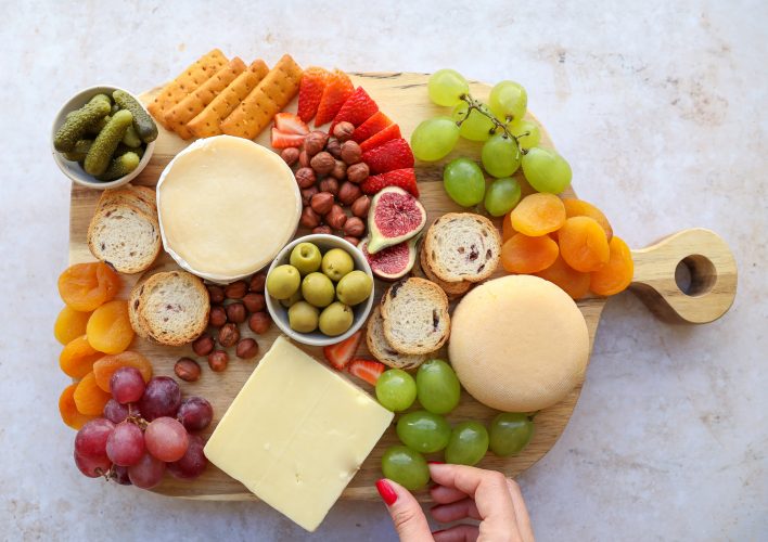 Tabla de quesos aceitunas vermú