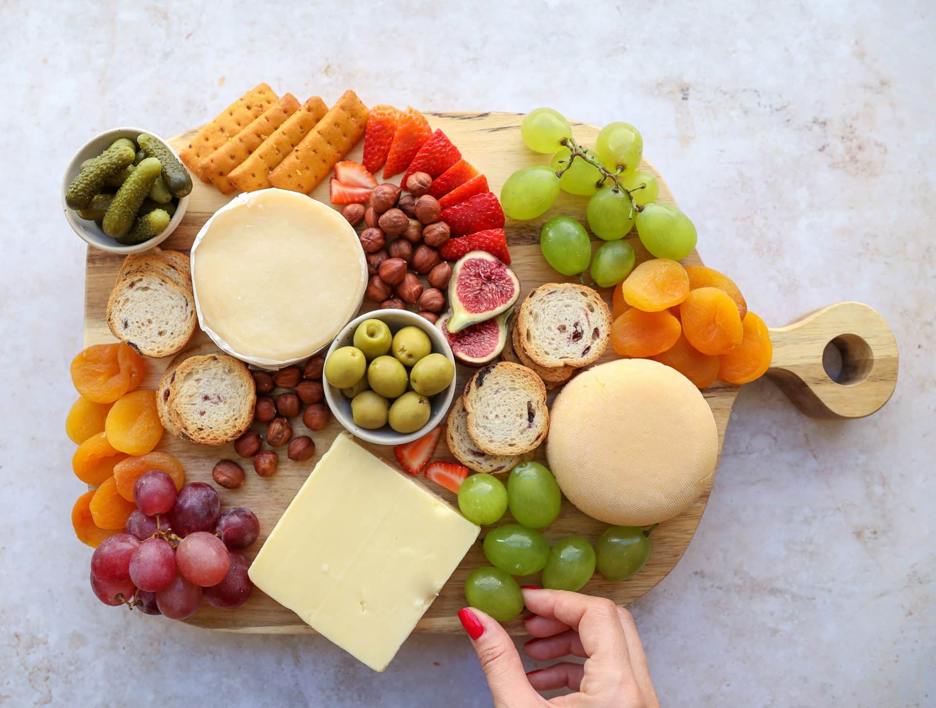 Tabla de quesos aceitunas vermú