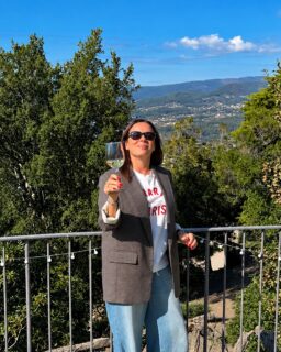 Volver a un lugar conocido y descubrir una historia nueva. Esta vez, la de una uva y todo lo que sucede a su alrededor 🇵🇹
 
Este fin de semana he asistido a la primera edición del Loureiro Summit en Ponte de Lima, un encuentro dedicado a la variedad loureiro, organizado por el municipio y con una programación comisariada por el diario portugués Público.
 
Catas, gastronomía, música y conversaciones para acercarnos al vino desde distintas miradas. De la cocina tradicional al sushi; de las masterclasses a la celebración en la plaza. 
 
Me ha gustado especialmente esa forma de conectar lo que bebemos con el lugar del que procede y con las personas que lo hacen posible. 
 
Gracias a la organización por la invitación y por una acogida tan cercana. 
 
@municipiopontedelima 
@publico.pt 
@loureirovaledolima 
@loureirodepontedelimaconvida
