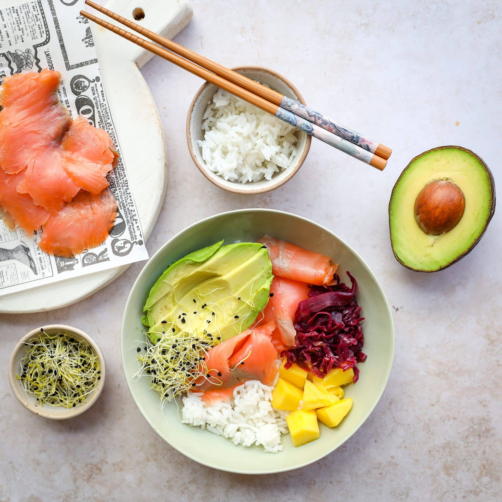 Healthy bowl mango salmón ahumado