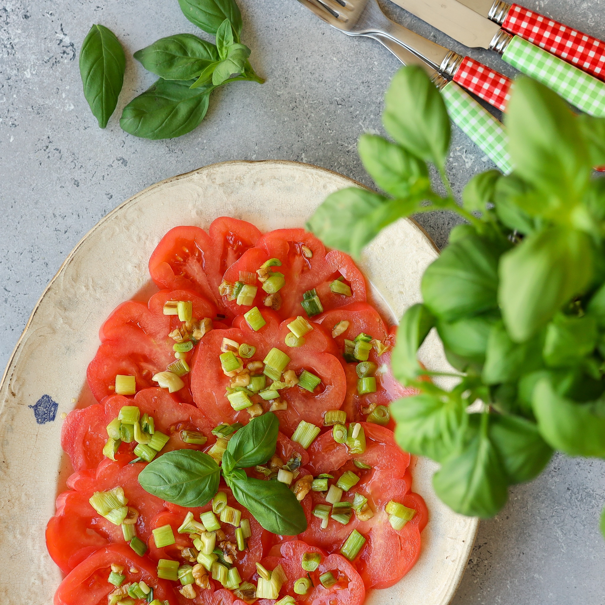 Ensalada de tomate monteras con aliño de ajetes tiernos