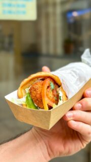 @itaca33suvlakeria_ 🇬🇷 sin audio en tendencia

Vino natural griego, dolmas, loukaniko, falafel, souvlaki de pollo y souvlaki de exohikó de cordero. 
Este último fue la excusa para volver… no se nota nadita lo mucho que nos gusta la cocina griega y en particular la comida de Andrea @lagriega 

Gracias @teresadapraia por la recomendación del vino griego cuyo nombre no recuerdo pero que nos encantó 👌🏻