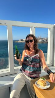 El calendario de Atardeceres Cícero x Hotel Riazor arrancó este jueves con la cocina en directo de Víctor Rubio (@cicerorestaurante), que preparó un brioche de pulpo con mayonesa siracha, Parmigiano Reggiano y brotes en plena azotea. 
 
Un evento con el sello de @cervezasalhambra, que este año celebra su centenario reivindicando los momentos que merecen ser vividos sin prisa. 
 
El ciclo continuará (abierto al público) el 6 de agosto con Rafa Centeno (@marujalimon_vigo), el 20 de agosto con Javi Míguez (@casadeamancio en Santiago) y cerrará el ciclo Gerardo Quintela (@bar.quintela en Coruña) el 3 de septiembre.  
 
Os podéis inscribir en el enlace de la biografía de la cuenta de Cícero.  
 
 
#planescoruña #coruñamola #cervezasalhambra #foodiecoruña #coruñasemueve @momentosalhambra @hotelriazorcoruna