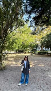 La feria @conxemar es uno de los grandes eventos del año en Vigo, y su relevancia es tal que el año pasado dio origen a Conxemar Tapas, un concurso que une el mar y la creatividad en formato mini.

Este año celebra su segunda edición, abierta hasta el 26 de octubre, y ayer estuve en Vigo por trabajo grabando las propuestas de cinco locales de @vigogastronomico que participan en esta ruta. 

Entre grabación y grabación para sus redes, aproveché también para hacer mi propio contenido que veis en este reel. 

✨ @paparrua – Bubba Gump
Saam de gambón con papaya, hierbas aromáticas, lechuga y ajada asiática.

✨ @lumedecarozo – Taco de pulpo enchipotlado a la gallega
Tortilla de maíz frita con pulpo, patata, chipotle y el sabor gallego del AOVE, ajo, perejil, cilantro, cebolla y tomate.

✨ @lapintxotecavigo – Mar y guiso
Pulpo acompañado de leche, yuca, mantequilla, queso y un guiso con pimiento, vino, cebolla y ajo.

✨ @mariamanuelavigo – Merluza 3.0
Una reinterpretación de la merluza con verduras, soja, furikake, cítricos, gelificante, huevo y esponja de tomate.

✨ @costeramx_vigo – PopCorn Fish
Merluza marinada y asada al carbón con ajada de guajillo, sobre un puré de palomita de maíz, decorada con brotes de cilantro y chicharrón de guajillo.

Y para cerrar la jornada, un lado dulce 🍦 con helado en @framenti_heladeria, el nuevo local de los chicos italianos de @fermentum42, abierta hace cuatro meses. 
Sabores que pedimos: pistacho, crema pastelera y guianduja 

¿Por cierto, que os parece la presentación a cámara del “polizón” que me llevé? 😜
@thomaspinna